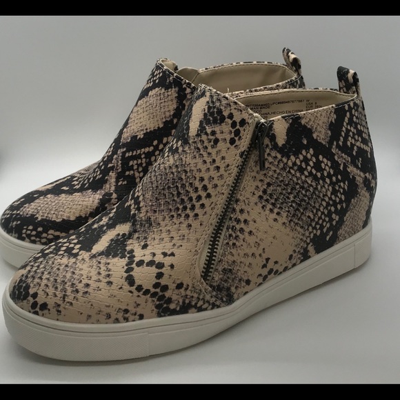 Women’s Fashion Sneakers - Picture 1 of 5